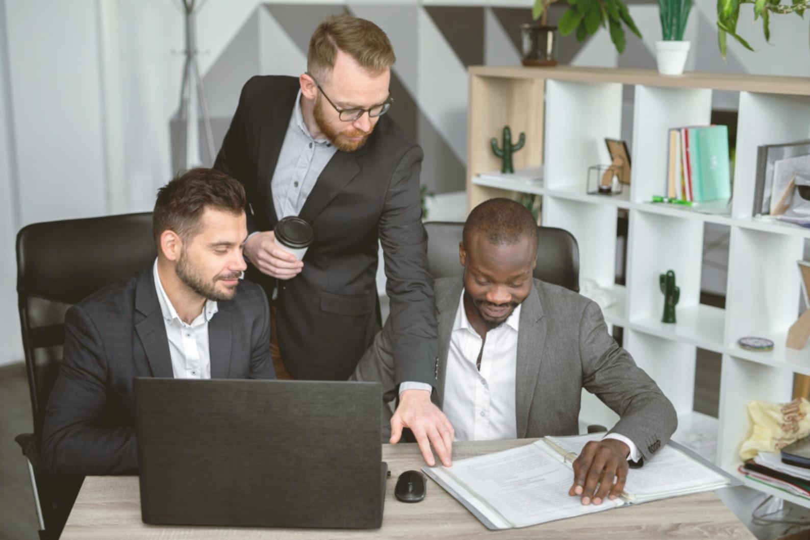 Estudiantes en sesión práctica de finanzas personales