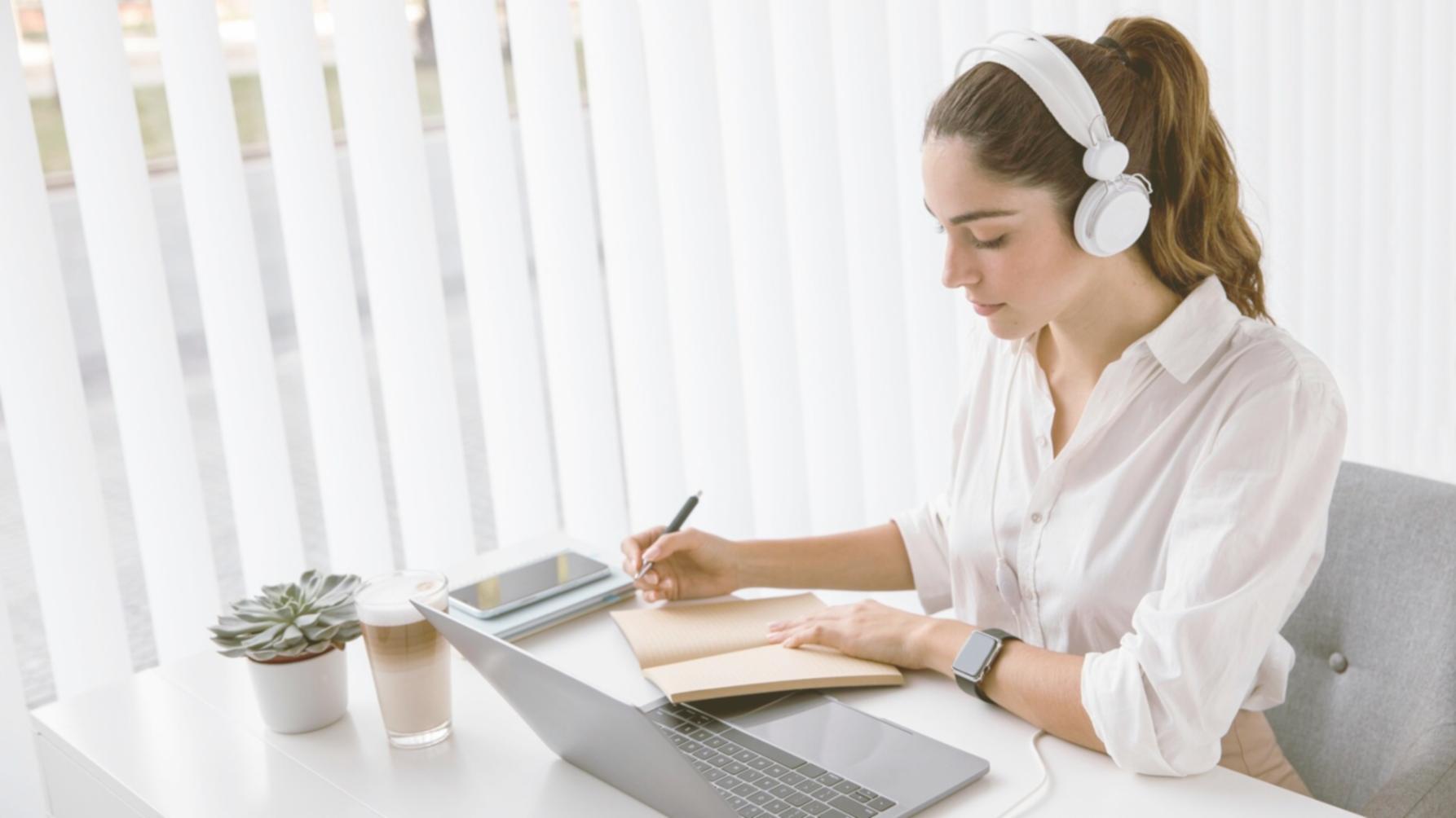 Sala de formación con equipamiento profesional para análisis financiero