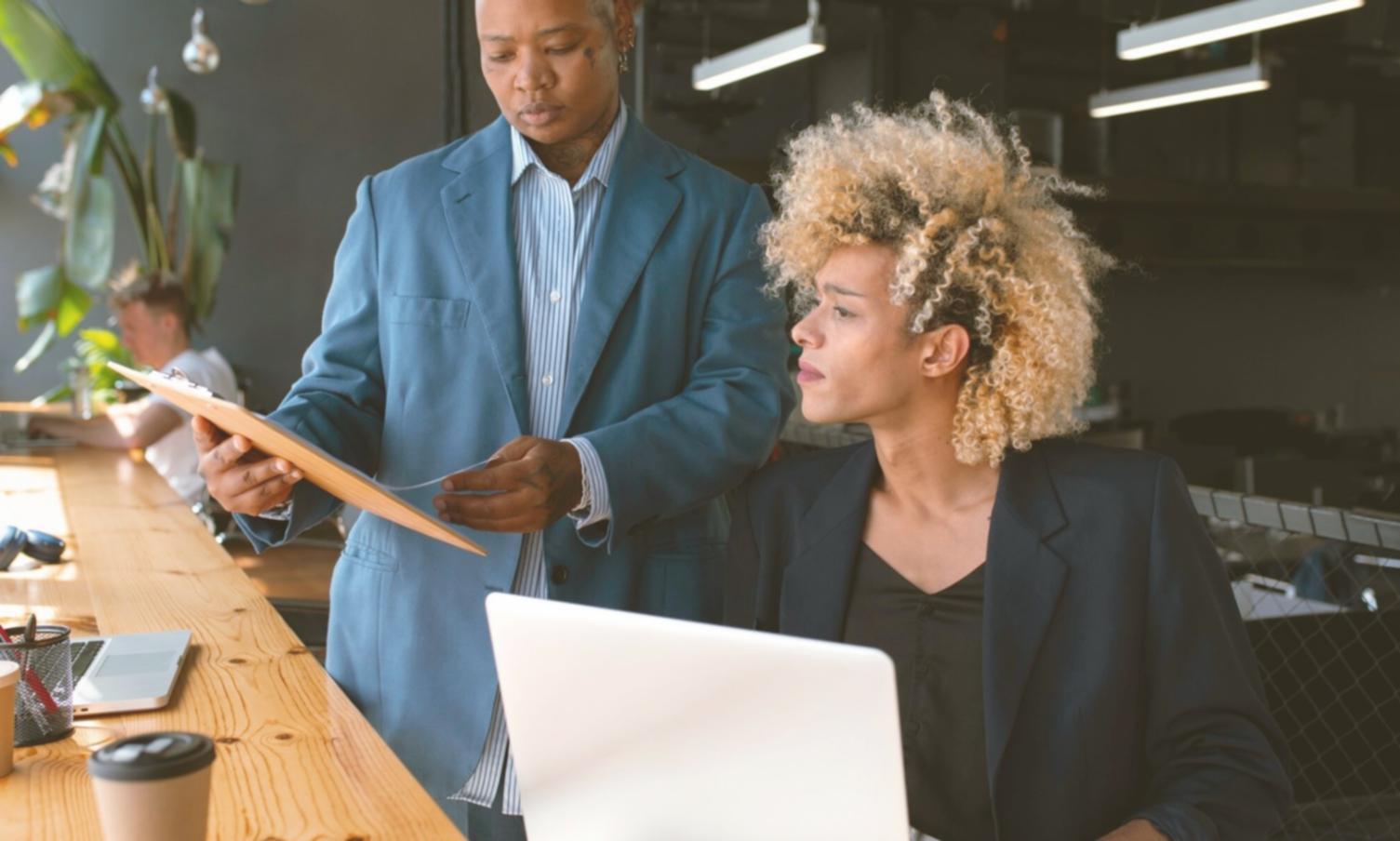 Estudiante revisando análisis financiero en ambiente educativo